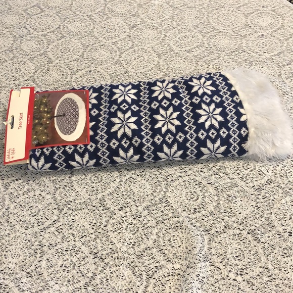 NWT Christmas Tree Skirt Blue & White Knit Sweater Material w/ Faux Fur Trim 40" - Picture 2 of 7